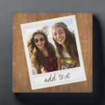 Rustikales Holz mit Vintagem quadratischem Foto Fotoplatte<br><div class="desc">Ein Vintages und trendiges Design mit einem Retro-Rahmen, mit dem Sie Ihr Lieblings-Selfie oder Portrait eines Freundes hinzufügen können. Verwenden Sie ein quadratisches Foto, um ein einzigartiges und persönliches Geschenk zu kreieren oder den Hipster Welpen behalten und einen trendigen Sake zu machen. Wenn Sie die Bilder anpassen müssen, klicken Sie...</div>