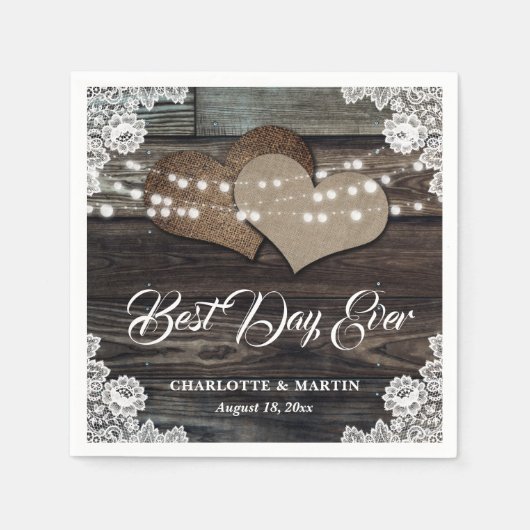Rustikales Holz mit zwei Burlap Hearts Hochzeit Serviette (Vorderseite)