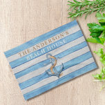Rustikales Holz Nautical Stripes Family Beach Hous Geschirrtuch<br><div class="desc">Fügen Sie Ihre Touch mit unserem Küchenhandtuch zum Thema Wassersport hinzu. Mit Sorgfalt entworfen, präsentiert es einen charmanten Aquarellanker und rustikale Streifen in beruhigenden Küstenstöcken. Dieses Küchentuch aus hochwertigen Materialien ist nicht nur stilvoll, sondern auch hochabsorbierend und langlebig. Egal ob Sie einen Sturm kochen oder einfach nur aufräumen, dieses Handtuch...</div>