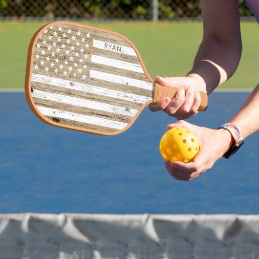 Rustikales Holz Patriotic USA Flag Personalisiert Pickleball Schläger (InSitu)