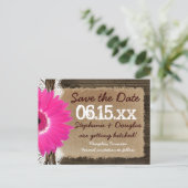Rustikales Holz rosa Daisy Save the Date Postkarte (Stehend Vorderseite)