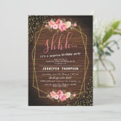 Rustikales Holz Rosa Flora Überraschung Geburtstag Einladung (Stehend Vorderseite)