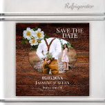 Rustikales Holz-Rose-Foto Speichern Sie das Datums Magnet<br><div class="desc">Ein rustikales Holzdesign Save the Date Magnet mit eigenem Foto und weißen Rosen.</div>