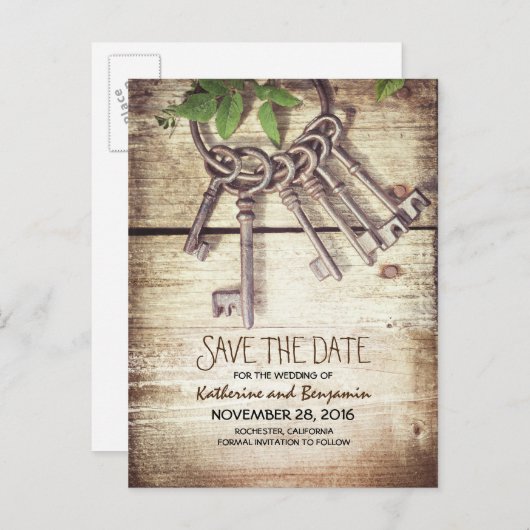 Rustikales Holz Save the Date mit Skeletttasten Ankündigungspostkarte (Vorne/Hinten)