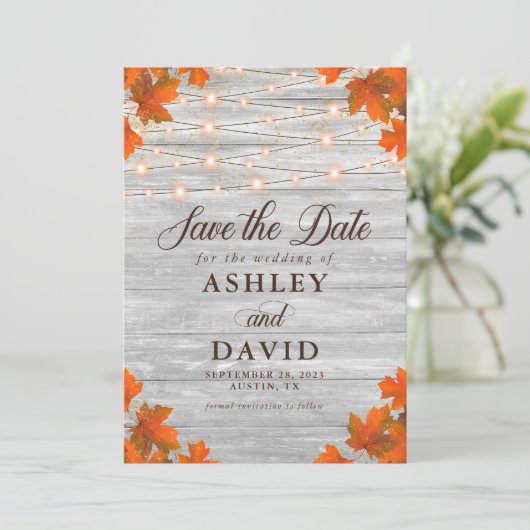 Rustikales Holz Save the Date String Lights Fotoka (Stehend Vorderseite)