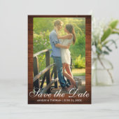Rustikales Holz Save the Date Verlobung Foto Einladung (Stehend Vorderseite)