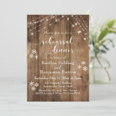 Rustikales Holz, Schneeflocken & Probe Abendessen Einladung (Stehend Vorderseite)