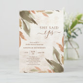 Rustikales Holz Sie sagte ja Grün Brautparty Einladung (Stehend Vorderseite)