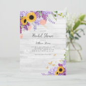 Rustikales Holz Sonnenblumen Lilac Floral Brautpar Einladung (Stehend Vorderseite)