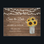 Rustikales Holz Sonnenblumen Mason Jar Save the Da Ankündigungspostkarte<br><div class="desc">Rustikales Holz Sonnenblumen Mason Jar Save the Date Karte. Rustikale Holz-String-Lichter Hochzeit speichern Sie die Datumskarte</div>