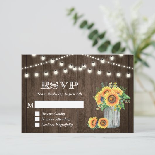 Rustikales Holz Sonnenblumen String Lights Wedding RSVP Karte (Stehend Vorderseite)