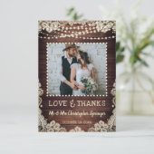 Rustikales Holz Spitzenlichter Hochzeit Vielen Dan Dankeskarte (Stehend Vorderseite)