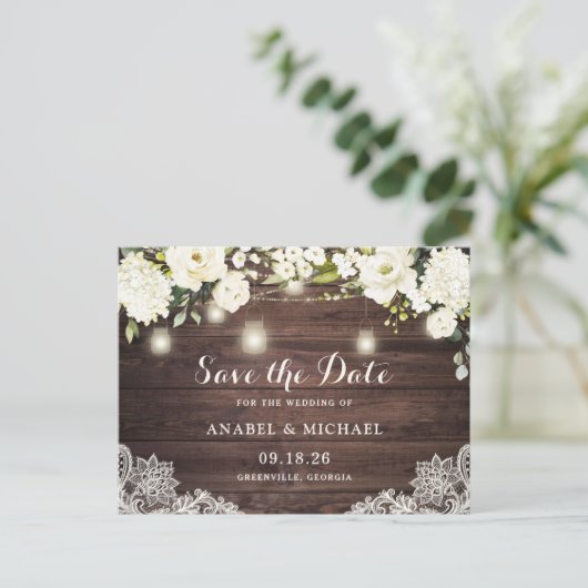 Rustikales Holz spitzt weiße Blume Save the Date Ankündigungspostkarte (Stehend Vorderseite)