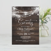 Rustikales Holz Streichellicht 70. Geburtstagspart Einladung (Stehend Vorderseite)