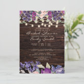 Rustikales Holz-Streichellicht Lila Blumenbridal Einladung (Stehend Vorderseite)