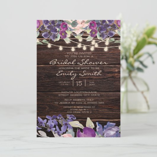 Rustikales Holz-Streichellicht Lila Blumenbridal Einladung (Stehend Vorderseite)