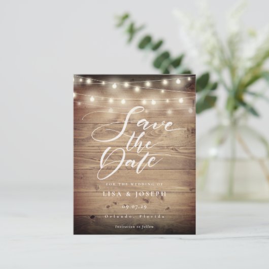Rustikales Holz-String-Licht-Skript Save the Date Postkarte (Stehend Vorderseite)