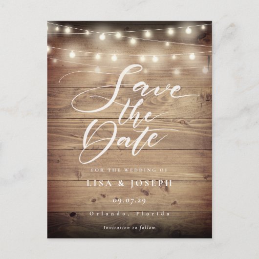 Rustikales Holz-String-Licht-Skript Save the Date Postkarte (Vorderseite)
