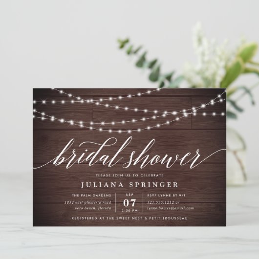 Rustikales Holz String Lights Bridal Dusche Einlad Einladung (Stehend Vorderseite)