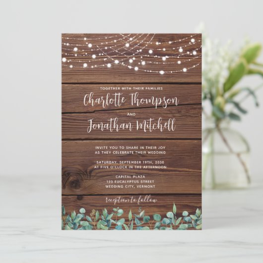 Rustikales Holz String Lights Eukalyptus QR Weddin Einladung (Stehend Vorderseite)