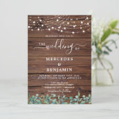 Rustikales Holz String Lights Eukalyptus QR Weddin Einladung (Stehend Vorderseite)