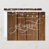 Rustikales Holz, String Lights Got Verlobt, Verlob Ankündigungspostkarte (Vorne/Hinten)