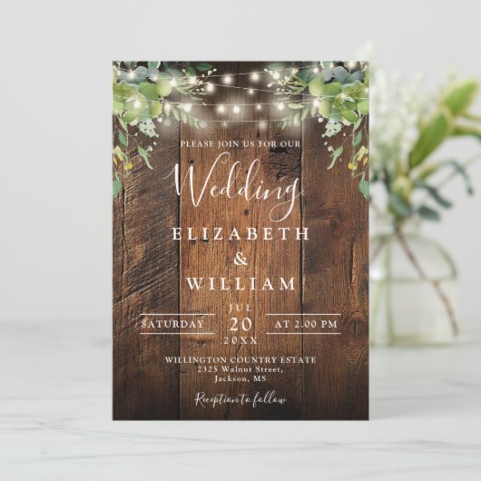 Rustikales Holz String Lights Grüne QR Code Hochze Einladung (Stehend Vorderseite)