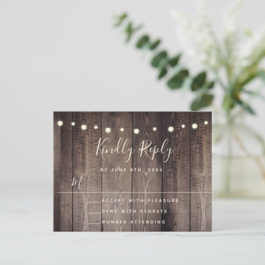 Rustikales Holz-String-Lights Hochzeit RSVP Postca Postkarte (Stehend Vorderseite)