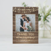 Rustikales Holz String Lights Hochzeit Vielen Dank Dankeskarte (Stehend Vorderseite)