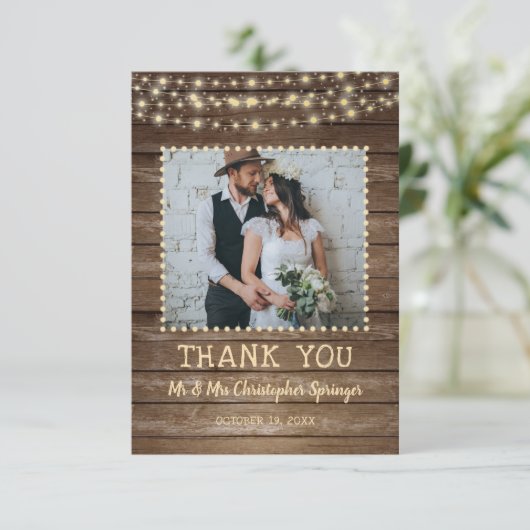 Rustikales Holz String Lights Hochzeit Vielen Dank Dankeskarte (Stehend Vorderseite)