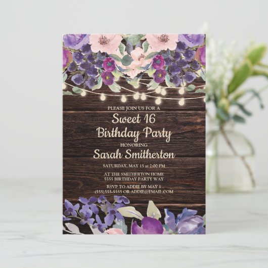 Rustikales Holz-String-Lights Lila Blumensüß 16 Einladung (Stehend Vorderseite)