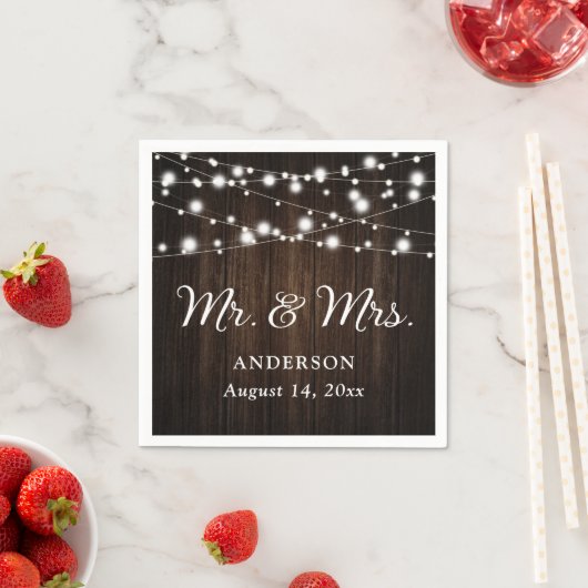 Rustikales Holz String Lights Mr. und Mrs. Wedding Serviette (Beispiel)
