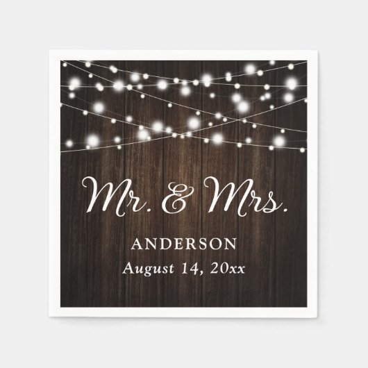 Rustikales Holz String Lights Mr. und Mrs. Wedding Serviette (Vorderseite)