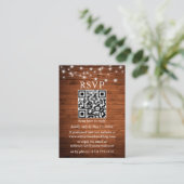 Rustikales Holz String Lights QR Wedding RSVP Begleitkarte (Stehend Vorderseite)