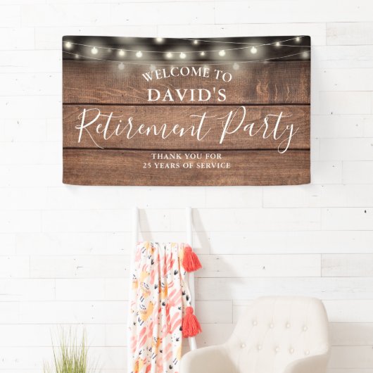 Rustikales Holz String Lights Retirement Party Banner (Insitu)