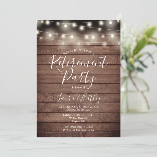 Rustikales Holz String Lights Retirement Party Einladung (Stehend Vorderseite)