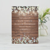 Rustikales Holz String Lights Sage Lilac Wedding Einladung (Stehend Vorderseite)