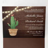 Rustikales Holz String Lights Wüstenkakteen Weddin Dreifach Gefaltete Einladung (Innen Erste Seite)