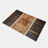 Rustikales Holz-Ton-Monogramm-Streifendesign Fußmatte (Schrägansicht)