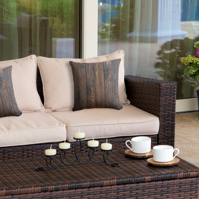 Rustikales Holz Tone Dunkelbraunes Kissen im Freie (Von Creator hochgeladen)