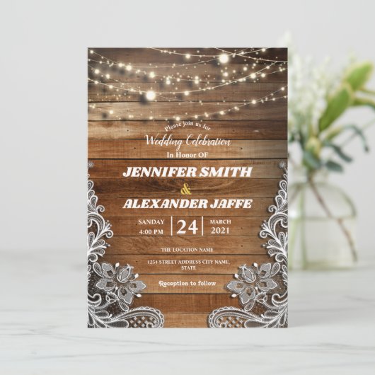 Rustikales Holz Twinkle String Lights Wedding Inv Ankündigung (Stehend Vorderseite)