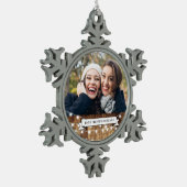 Rustikales Holz u. feenhafte Licht-beste Freunde Schneeflocken Zinn-Ornament (Links)