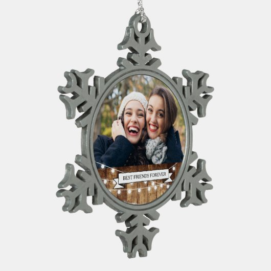 Rustikales Holz u. feenhafte Licht-beste Freunde Schneeflocken Zinn-Ornament (Links)