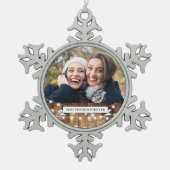 Rustikales Holz u. feenhafte Licht-beste Freunde Schneeflocken Zinn-Ornament (Vorderseite)