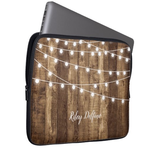 Rustikales Holz u. feenhafte Licht-mit Monogramm Laptopschutzhülle (Vorne Rechts)