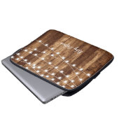 Rustikales Holz u. feenhafte Licht-mit Monogramm Laptopschutzhülle (Vorne Knopf)