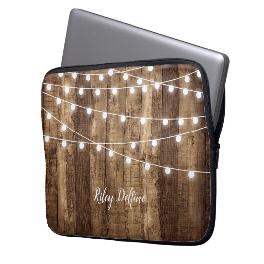 Rustikales Holz u. feenhafte Licht-mit Monogramm Laptopschutzhülle (Vorderseite Links)
