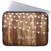 Rustikales Holz u. feenhafte Licht-mit Monogramm Laptopschutzhülle (Vorderseite)