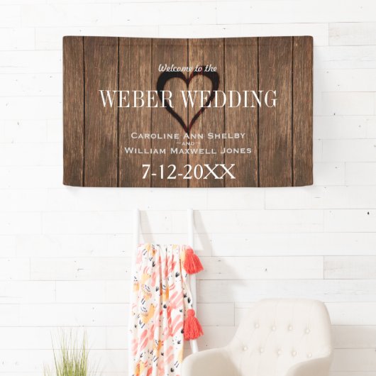 Rustikales Holz und Banner für die Hochzeit im Her (Insitu)