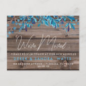 Rustikales Holz und blaue Blätter "Wir haben uns b Ankündigungspostkarte (Vorderseite)